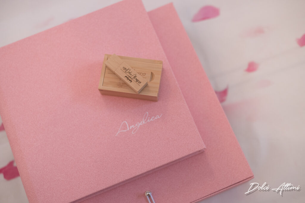 esempio di fotoalbum in rosa con chiavetta usb in legno